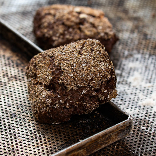 Schwarzbrötchen mit Nuss