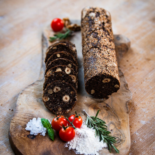 Schwarzbrot Kaviarstange mit Nuss