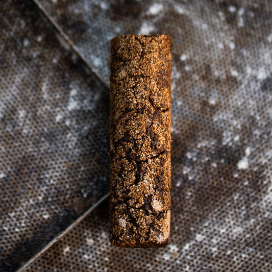 Schwarzbrot Kaviarstange mit Nuss